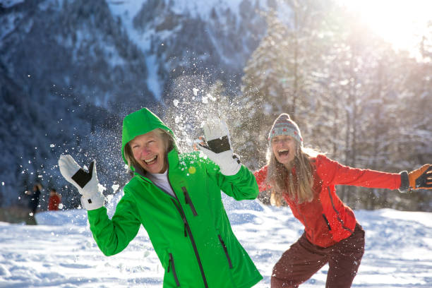 bolas de neve em umas férias de esqui - snowball snow play throwing - fotografias e filmes do acervo