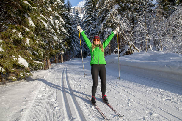 esquiador feliz posando para la foto - nordic event fotografías e imágenes de stock