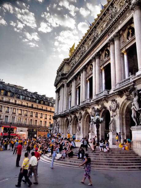 istock Streets Of Paris 954181410