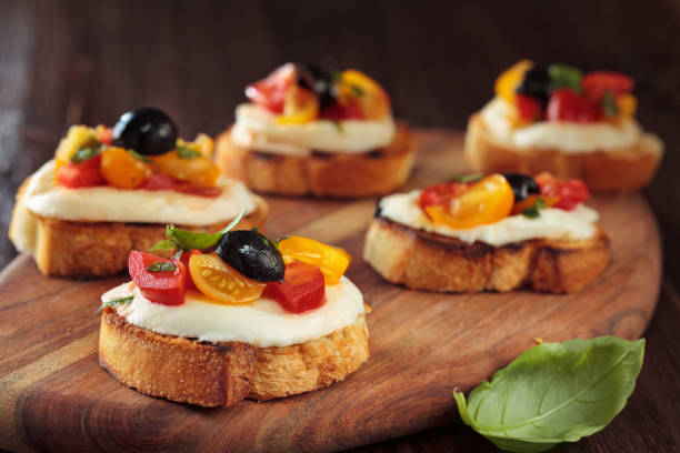 bruschetta z pomidorami i mozzarellą. - toast bread berry appetizer zdjęcia i obrazy z banku zdjęć