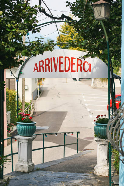 arrivederci o adiós firmar en de lengua italiana en suiza rural - swiss culture switzerland business time fotografías e imágenes de stock