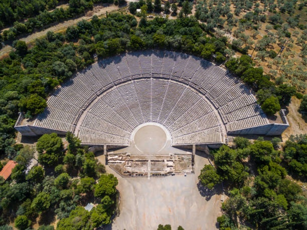 aerial drone z lotu ptaka zdjęcie starożytnego teatru epidavros - epidaurus greece epidavros amphitheater zdjęcia i obrazy z banku zdjęć