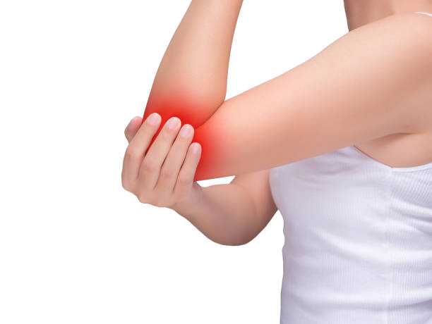 肘の痛み、関節の痛みに苦しむ女性。白い背景で隔離の肘で赤い強調表示します。ヘルスケアと医療の概念 - pain joint human hand arthritis ストックフォトと画像
