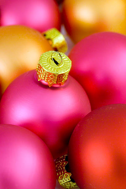 opalescente adornos navideños con estrecho profundidad de campo - opalescent fotografías e imágenes de stock