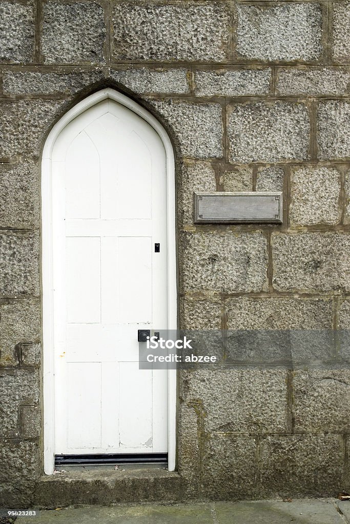Gótico Puerta blanca delgado - Foto de stock de Aire libre libre de derechos