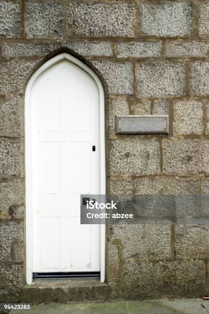 Gótico Puerta Blanca Delgado Foto de stock y más banco de imágenes de Aire libre - Aire libre, Alto - Descripción física, Antiguo