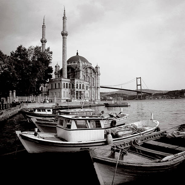 mezquita de ortakoy - ortakoy mosque bridge bosphorus istanbul fotografías e imágenes de stock