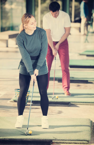 남자 30-35 세는 여성 25-29 년 오래 된 골프 플레이어 게임을 즐기고 있다 - women spain 20 25 years adult 뉴스 사진 이미지