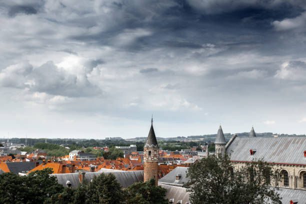 空に映える街並み - tournai ストックフォトと画像