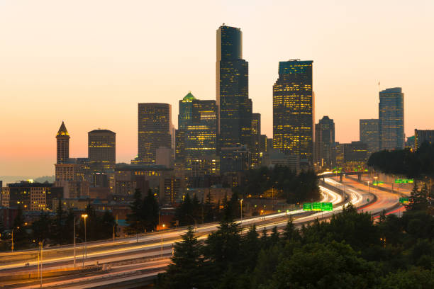 interstate 5 and downtown skyline of seattle - seattle night skyline architecture and buildings imagens e fotografias de stock