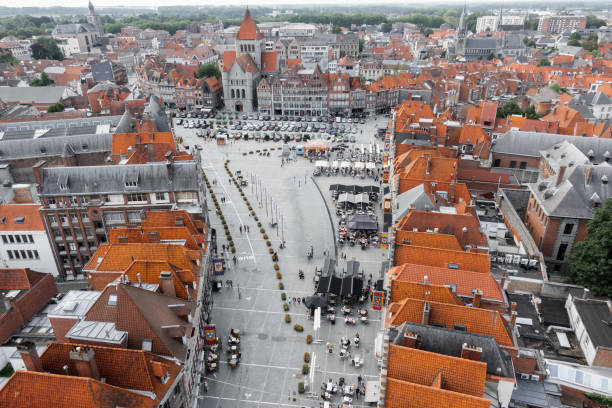 空に映える街並み - tournai ストックフォトと画像