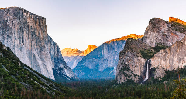 parc national du yosemite tunnel vue au coucher du soleil - yosemite national park waterfall half dome california photos et images de collection