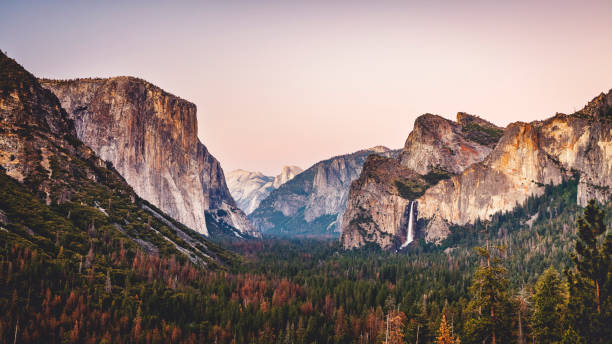 istock Tunnel View Yosemite National Park at Sunset 954252152