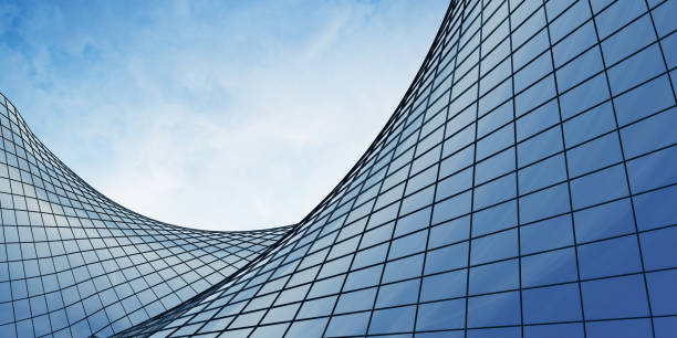 widok chmur odbijanych w krzywej szklany budynek biurowy. renderowanie 3d - architektura zdjęcia i obrazy z banku zdjęć