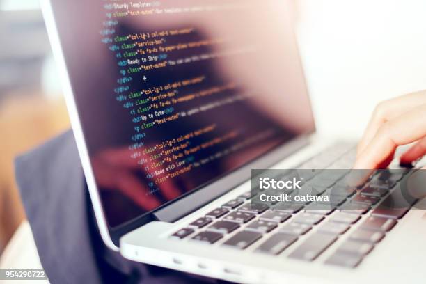 Layar Coding Pemrograman Wanita Tangan Coding Html Dan Pemrograman Di Laptop Layar Web ...
