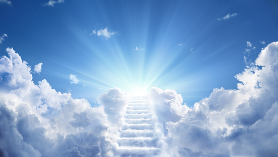 Escaleras que conducían al cielo celestial hacia la luz photo