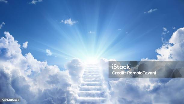 光に向かって天の空に至るまでの階段 - 天国のストックフォトや画像を多数ご用意 - 天国, 空, 天使