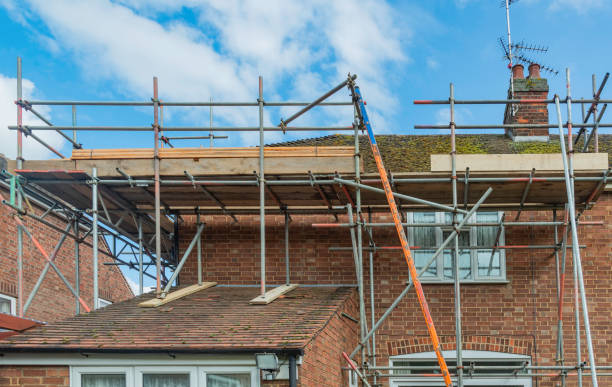 gerüstbau runde ein wohnhaus (doppelhaushälfte) - restoring scaffolding built structure home improvement stock-fotos und bilder