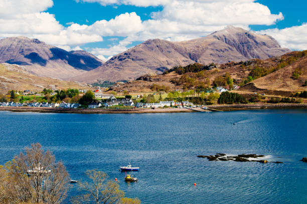 villaggio di shieldaig, wester ross, scozia - torridon foto e immagini stock