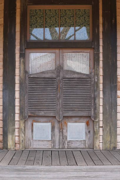 velho oeste saloon as portas de balanço. estilo de caubói de oeste selvagem balançando a porta de um antigo edifício ocidental. - west old house decor - fotografias e filmes do acervo