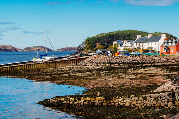 shieldaig vila, wester ross, escócia - torridon - fotografias e filmes do acervo