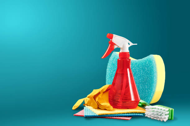 obraz z różnymi narzędziami do czyszczenia pomieszczeń i środków czyszczących na niebieskim tle. koncepcja czyszczenia pomieszczeń, czystość. - chemical merchandise cleaning product domestic life zdjęcia i obrazy z banku zdjęć