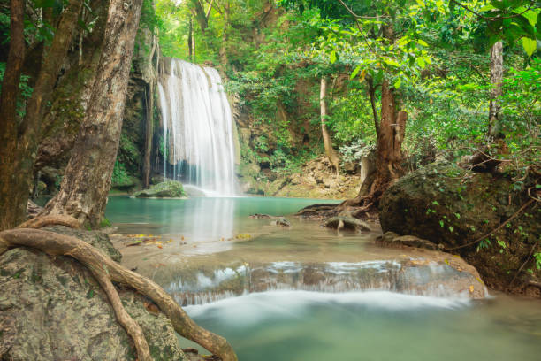 태국에 라 완 폭포 국립 공원 목가적인 풍경 - erawan falls 이미지 뉴스 사진 이미지