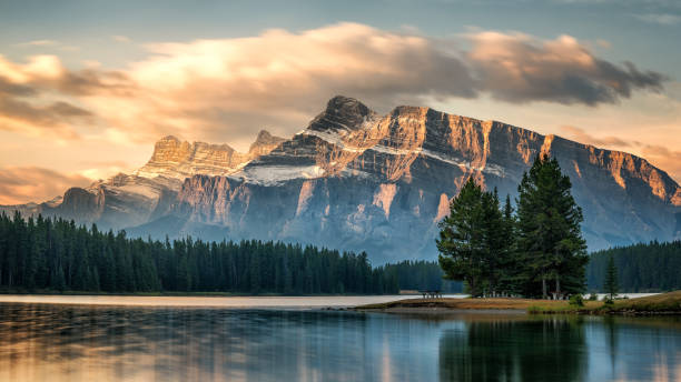 amanecer de otoño en el monte rundle de dos jack lake - parque nacional banff - dawn mountain range mountain canadian rockies fotografías e imágenes de stock