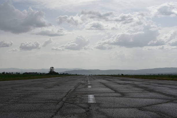 비 후 된 활주로 - runway airport rain wet 뉴스 사진 이미지