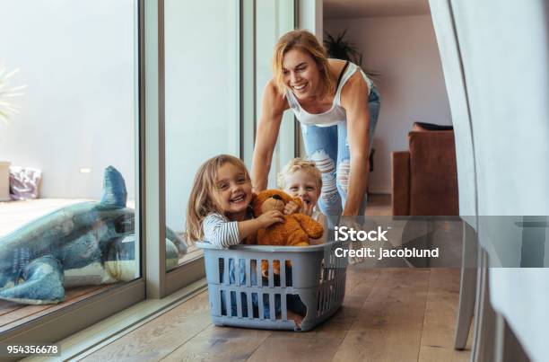 Photo libre de droit de Mère De Jouer Avec Ses Enfants À La Maison banque d'images et plus d'images libres de droit de Mère - Mère, Enfant, Famille