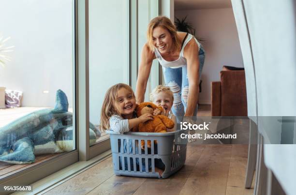 Foto de Mãe Brincando Com Seus Filhos Em Casa e mais fotos de stock de Mãe - Mãe, Criança, Família