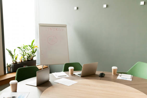 stół konferencyjny z laptopami w sali konferencyjnej w biurze z nikim - coffee board room office meeting zdjęcia i obrazy z banku zdjęć