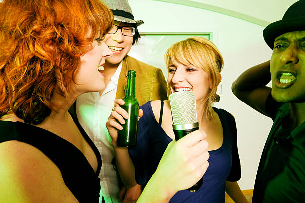 grupa przyjaciół w karaoke party - after work beautiful people beer beer bottle zdjęcia i obrazy z banku zdjęć