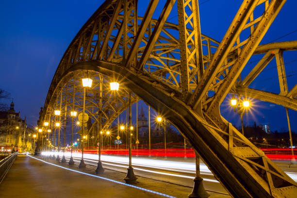paisagem urbana - noite vista na ponte com luzes em veículos em movimento - zwierzyniecki - fotografias e filmes do acervo