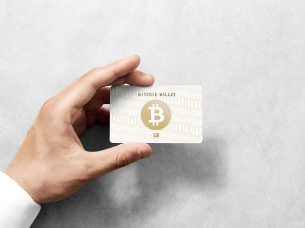 modèle de carte de bitcoin avec logo or gravé main - gold paying internet credit card photos et images de collection