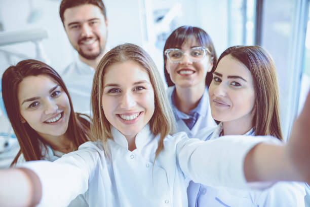 grupa studentów dentystów zrobić selfie w klinice - dental hygiene laboratory dental equipment technician zdjęcia i obrazy z banku zdjęć