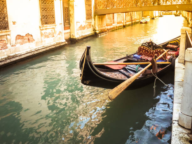 canale con gondole a venezia. - southern europe public transportation international landmark local landmark foto e immagini stock