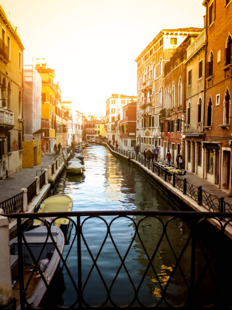 canale d'acqua ed edifici veneziani nella sua architettura tipica. - southern europe public transportation international landmark local landmark foto e immagini stock