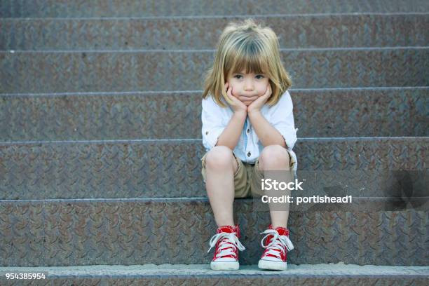 Traurige Junge Sitzt Auf Der Treppe Stockfoto und mehr Bilder von Kind - Kind, Traurigkeit, Abwarten