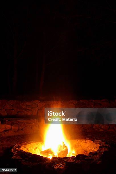 Descanse Foto de stock y más banco de imágenes de Calor - Calor, Chimenea - Construcción para calentarse, Color - Tipo de imagen