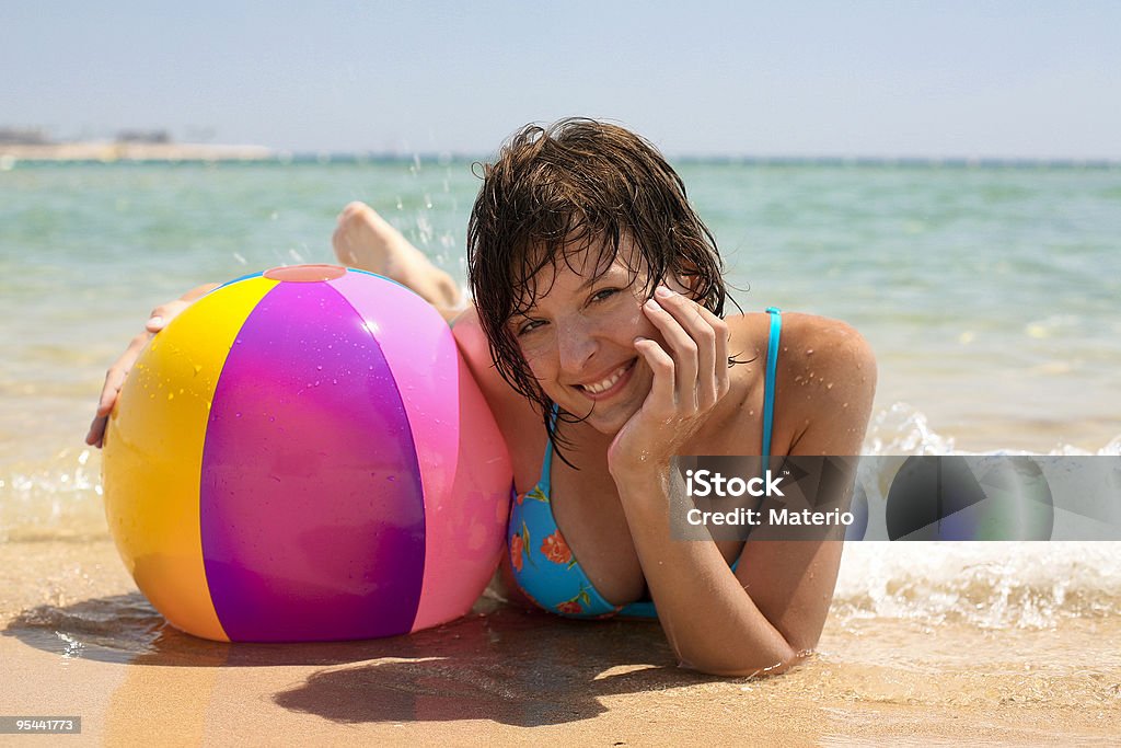Сексуальная женщина на пл�яже - Стоковые фото Бикини роялти-фри