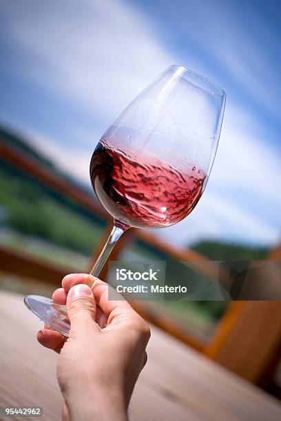 Degustação De Vinho - Fotografias de stock e mais imagens de Bebida Alcoólica - Bebida Alcoólica, Copo de Vinho, Focagem no Primeiro Plano