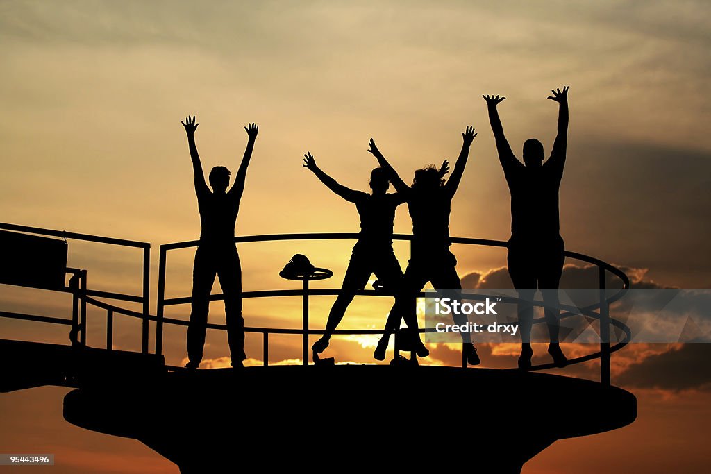 Glückliche Menschen springen Silhouetten - Lizenzfrei Aufregung Stock-Foto