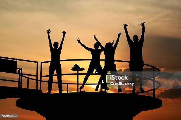 Glückliche Menschen Springen Silhouetten Stockfoto und mehr Bilder von Aufregung - Aufregung, Besatzung, Bewegung