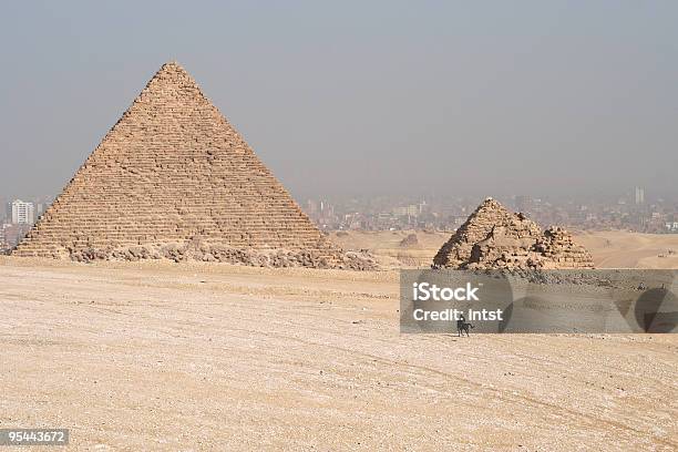 Foto de Pirâmides E A Cairo Ao Fundo e mais fotos de stock de Antiguidade - Antiguidade, Arcaico, Areia