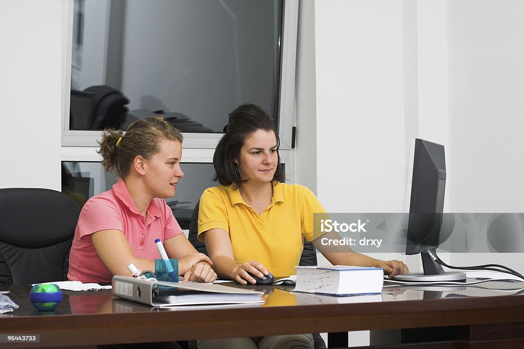 Junge Frauen im Büro computer - Lizenzfrei Arbeiten Stock-Foto