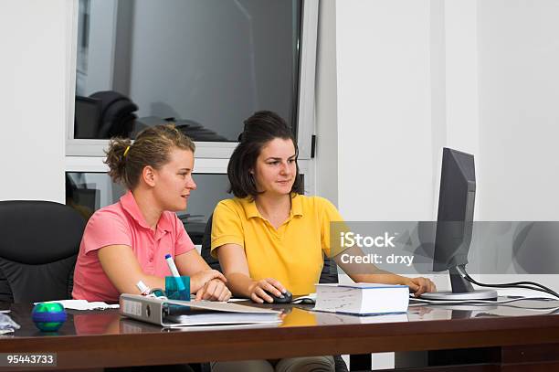 Junge Frauen Im Büro Computer Stockfoto und mehr Bilder von Arbeiten - Arbeiten, Attraktive Frau, Berufliche Beschäftigung