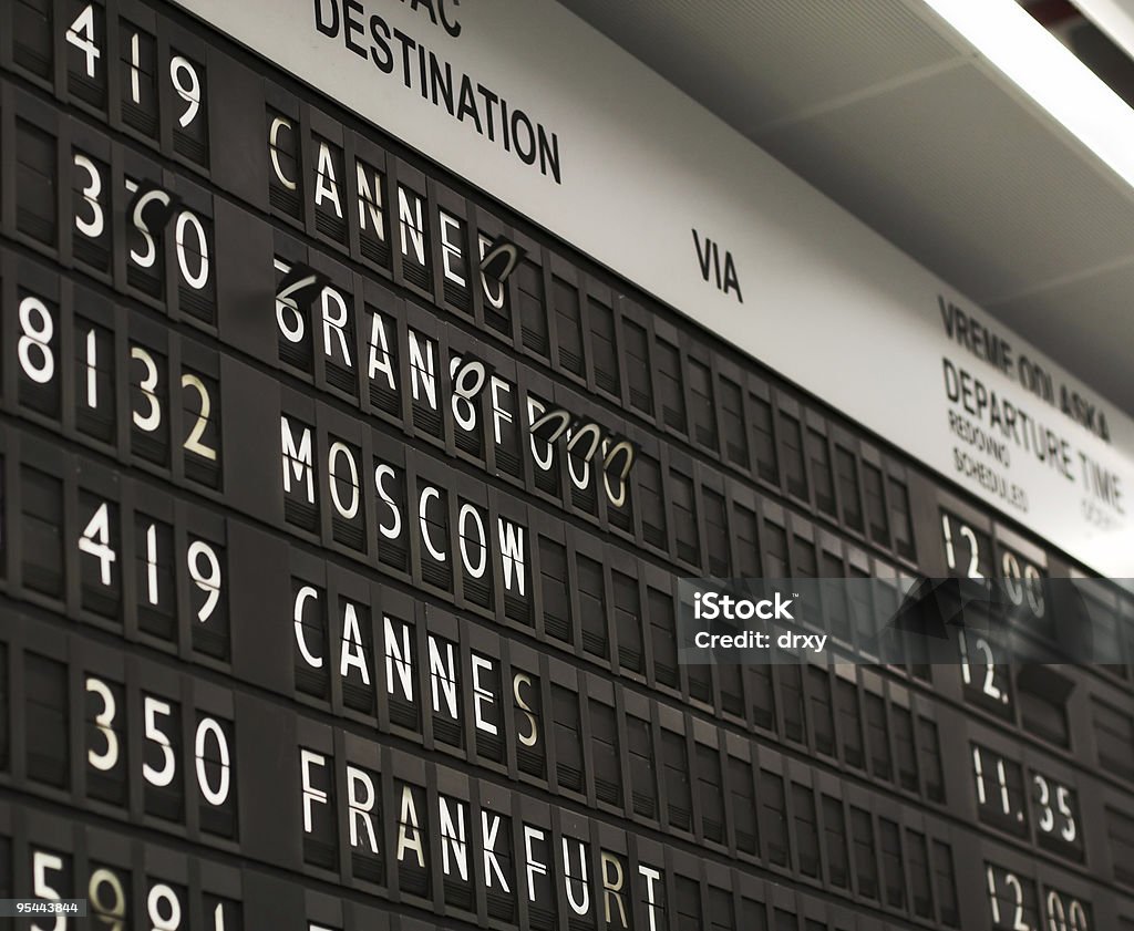 フライト情報ボード、空港 - カラー画像のロイヤリティフリーストックフォト