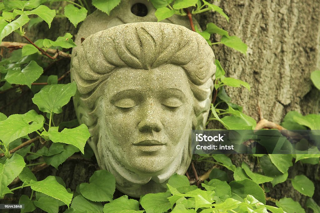 Steinskulptur unter Blätter - Lizenzfrei Abstrakt Stock-Foto