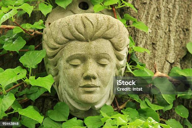 Scultura Di Pietra Tra Le Foglie - Fotografie stock e altre immagini di Adulto - Adulto, Albero, Ambientazione tranquilla